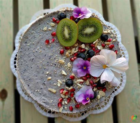 Čučoriedková raw torta - vizuálna ukážka vrstiev a dekorácií
