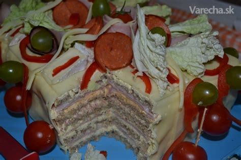 Slaná torta s vrstvami syra, šunky a zeleniny