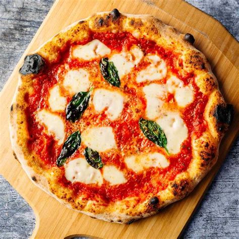 Obrázok tradičnej neapolskej pizze Margherita