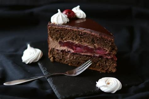 Luxusná višňová torta: vizualizácia vrstiev kakaového korpusu, višňového krému a parížskeho krému