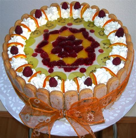Schéma vrstvenia nepečenej tvarohovej torty s piškótami a ovocím