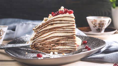Palacinková torta s mangom: Delikátna! Obrázok infografiky o vrstvení palacinkovej torty s mangovým želé.