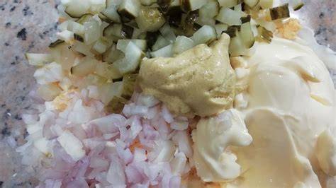 Domáce suroviny na tatársku omáčku: jogurt, smotana, horčica, uhorky