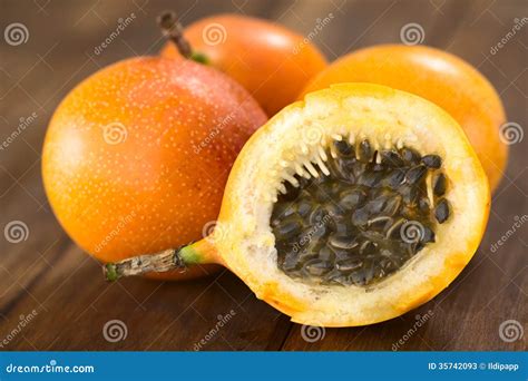 Granadila - vnútorná dužina a jadierka: <obrazok>granadilla_inside.jpg</obrazok>