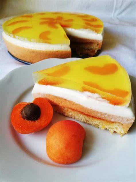 1) Kroky prípravy a výsledná forma torty s marhuľami hore; 2) Graf šťavy vs. šťavnatosť po vyklopení
