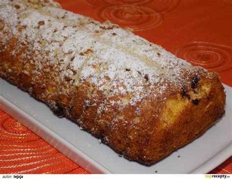 Hotový, vychladnutý tvarohový biskupský chlebíček posypaný práškovým cukrom
