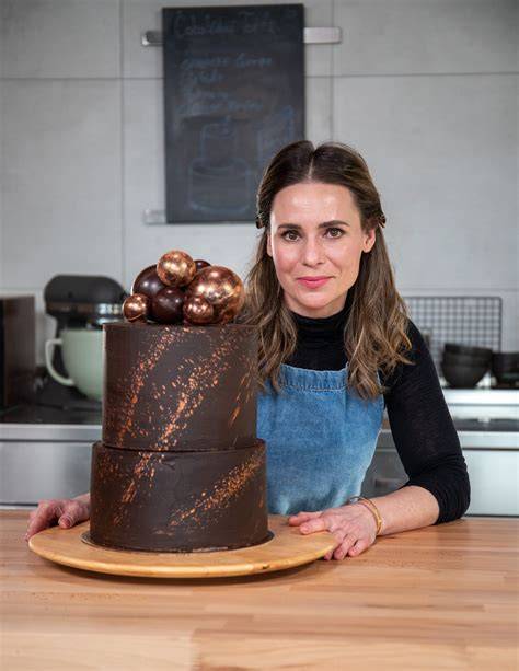 Infografika: vrstvy pomarančovej torty (korpus - ganache - krém - želé)