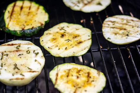 Grilovaný patizón posypaný parmezánom