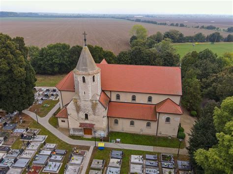 Obrázok kostola sv. Petra a Pavla v Finticiach s jemným večerným osvetlením