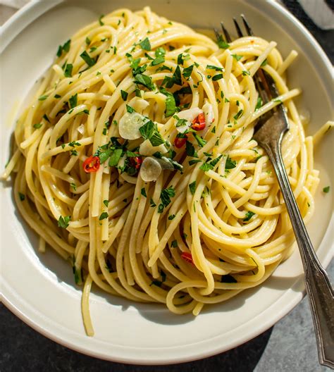 Obrázok: Aglio olio e peperoncino - základné ingrediencie a príprava