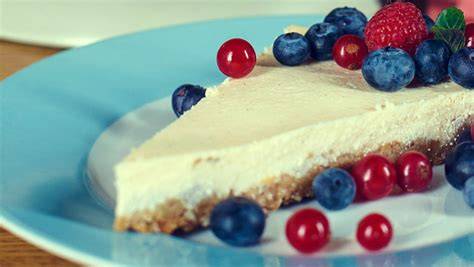 Foto cheesecake s krémovou náplňou a čerstvým ovocím
