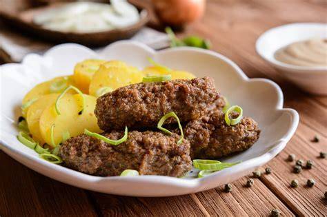 Schéma prípravy vegánskych čevapčiči: mix, tvarovanie, obalenie, varenie