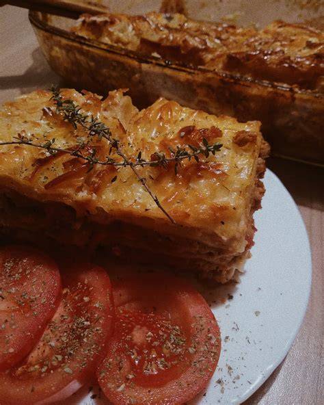Infografika: Schéma vrstiev lasagne (cestoviny, ragú, bešamel, syr)