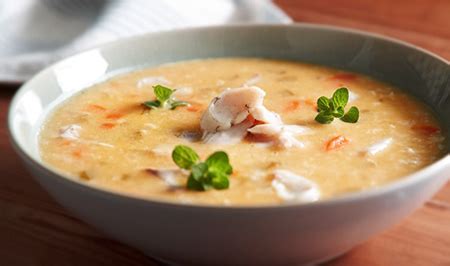 Aromatická rybacia polievka Bouillabaisse pripravená vo vysokej panvici