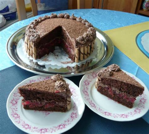 Čokoládovo-višňová torta - vizuálne znázornenie vrstiev: korpus, plnka, krém a ozdoba