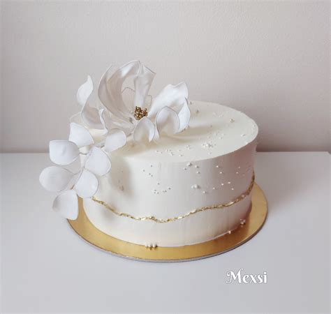 Ukážka torty zdobenej jedlými kvetmi z ryžového papiera