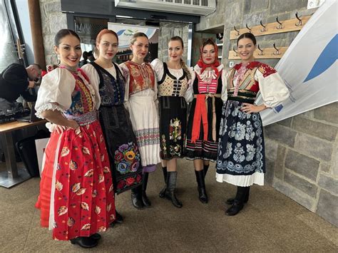Ľudia v tradičných slovenských krojoch