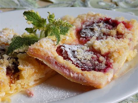 Koláč s vrstvou sliviek a tvarohu