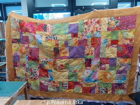 Ukážka hotových výrobkov z režného plátna: patchwork deka, vankúše, zástera