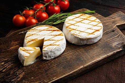 Obrázok: Domáce syrárske sady a hotový Camembert na doske