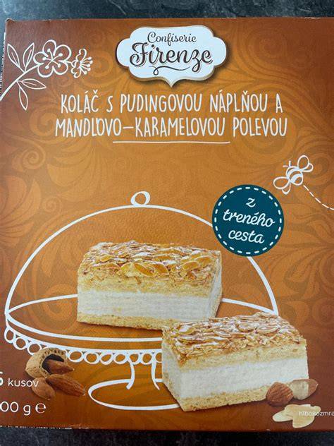 Proces vrstvenia koláča s karamelovou náplňou a perinkou