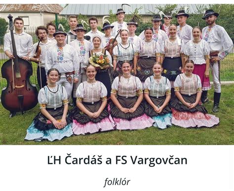 Folklórny súbor na pódiu