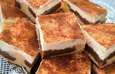 Infografika: Základné vrstvy nepečeného koláča - piškóty, puding, kyslá smotana a krém