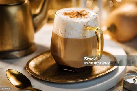 Obrázok znázorňujúci schému vrstiev cappuccina a latte macchiato