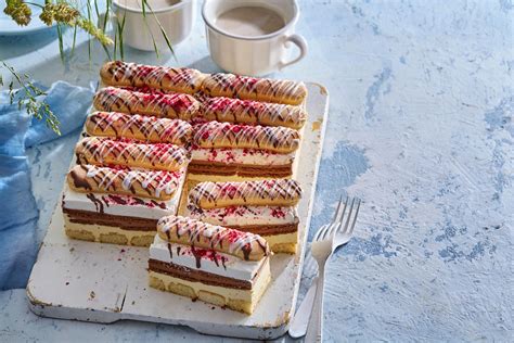 Farebná torta zdobená cukríkmi a piškótami