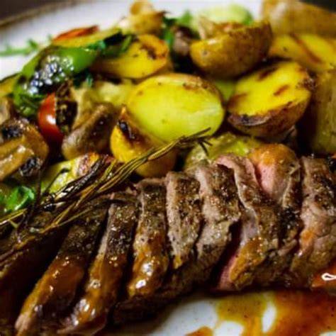 Grilovaná zelenina a zemiaky s roastbeefom