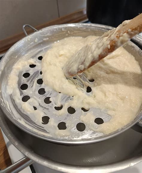 Proces pretláčania halušiek cez haluškár do vriacej vody