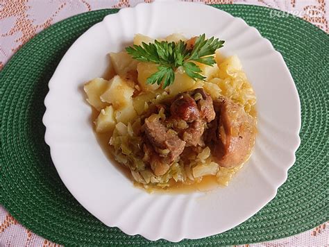 Misku s hotovou dusenou kapustou