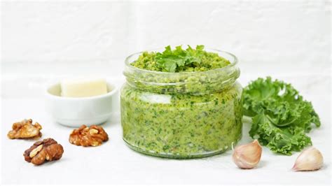 Pripravené ingrediencie na kelové pesto