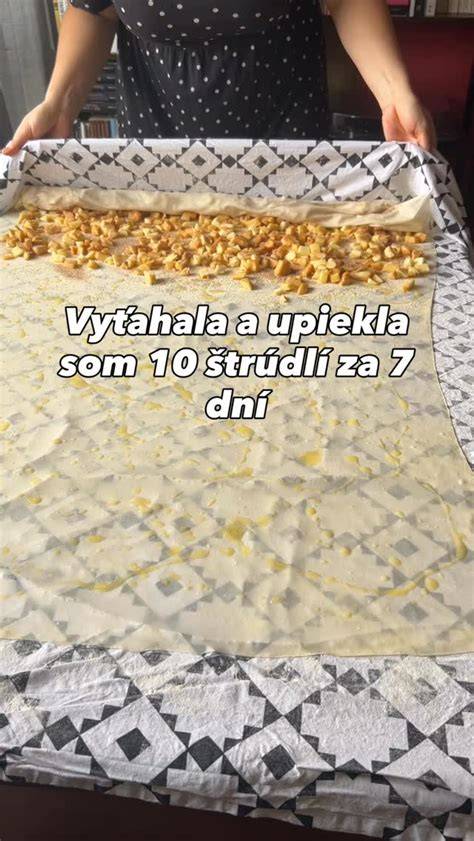 Infografika: Testovanie vrstiev cesta a ovocnej náplne pri pečení koláča