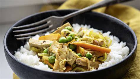 Marinovaný tempeh na tanieri so zeleninou a ryžou