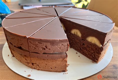 banánová torta v tvare vajíčka