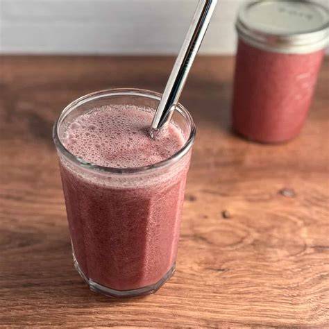 Obrázok s rozličnými malinovými smoothie receptami a surovinami