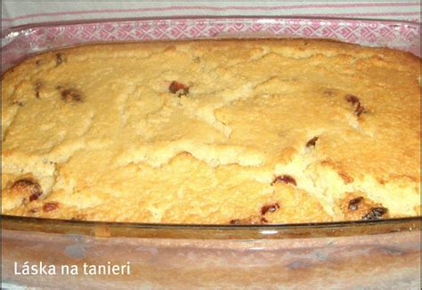 Nákyp nakrájaný na porcie na servírovacom tanieri