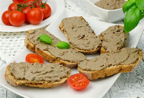 hotová pečeňová nátierka s opečeným chlebom