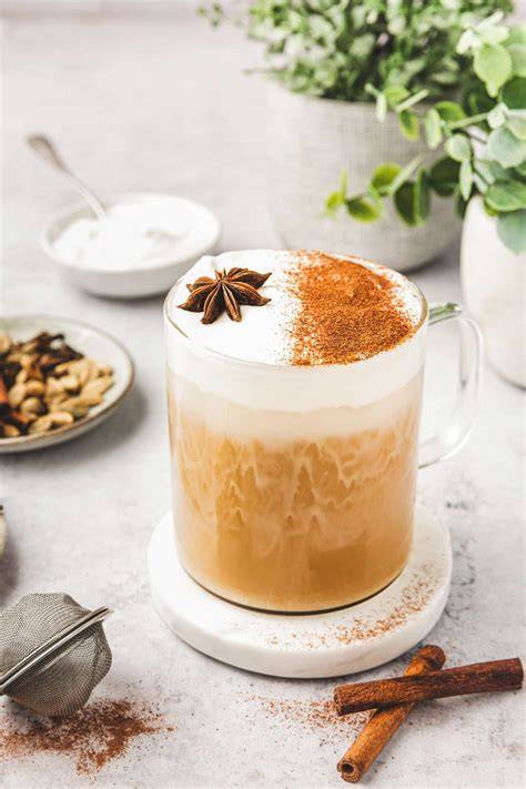 Fotografia chalanke chai latte a kurkumové latte