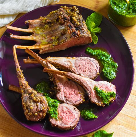 Detail: hrebienok s rebrami a frenched rack na účely pečenia