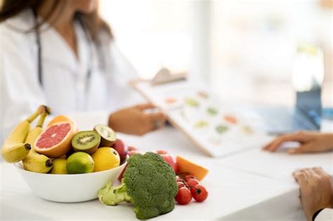 Nutričná terapeutka konzultuje jedálniček s pacientom