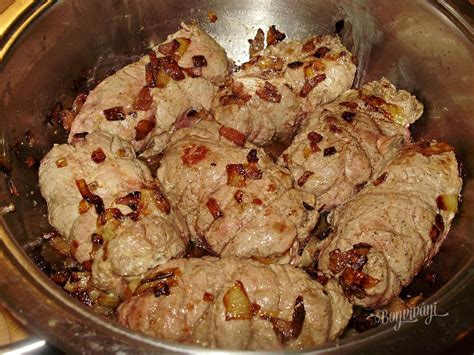 Obrázok: Pripravené španielske vtáčiky na pekáči s ryžou a šalátom
