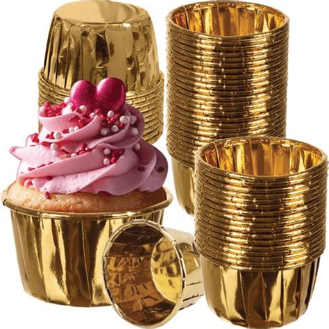 Detail zlatej fólie na košíku na muffiny