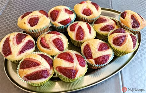 Servírované muffiny v zlatých košíkoch