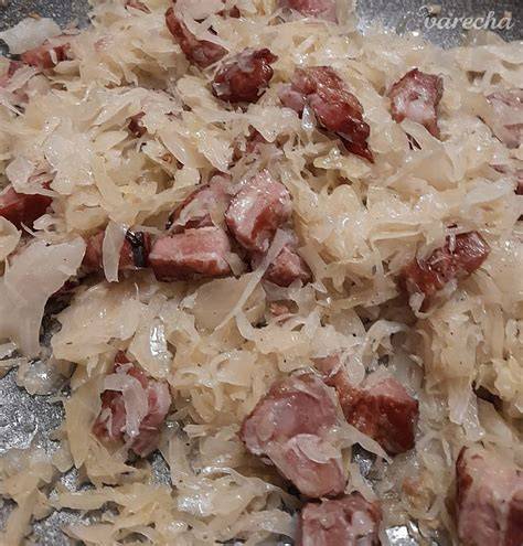 Tradičné zloženie kapustnice: kyslá kapusta, huby, údené mäso, klobása, zápražka
