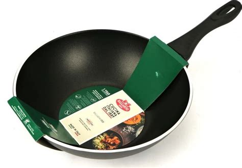 Ilustrácia ázijskej panvice wok s ingredienciami