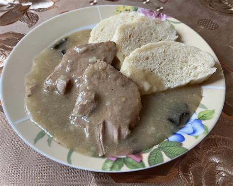 Bravčové plátky v hubovej omáčke na tanieri s prílohou