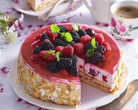 Téma obrázka: Jogurtový dort s ovocem a berušky muffiny