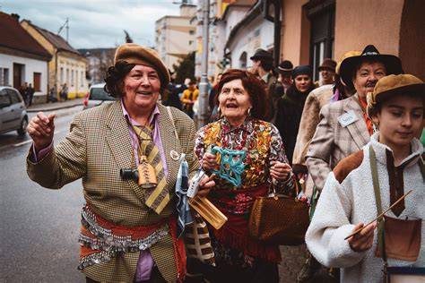 Obrázok s nostalgickou atmosférou súťaže vo varení kapustnice na námestí mesta